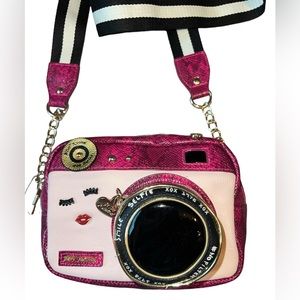 Betsey Johnson CLOSE UP Camera Crossbody Kitsch FUCHSIA Croc NWT